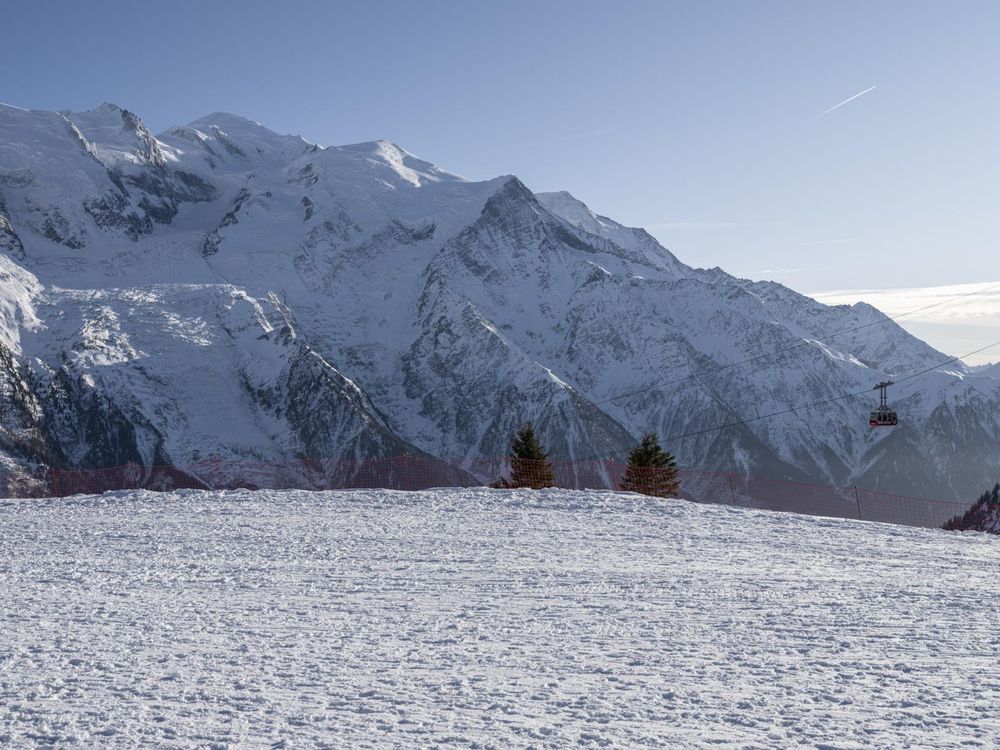 Majestic Peaks in the French Alps under a Clear Sky - HDRi Maps and 