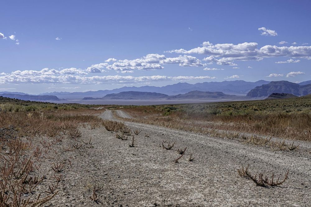 Scenic Dirt Road in California, USA - HDRi Maps and Backplates