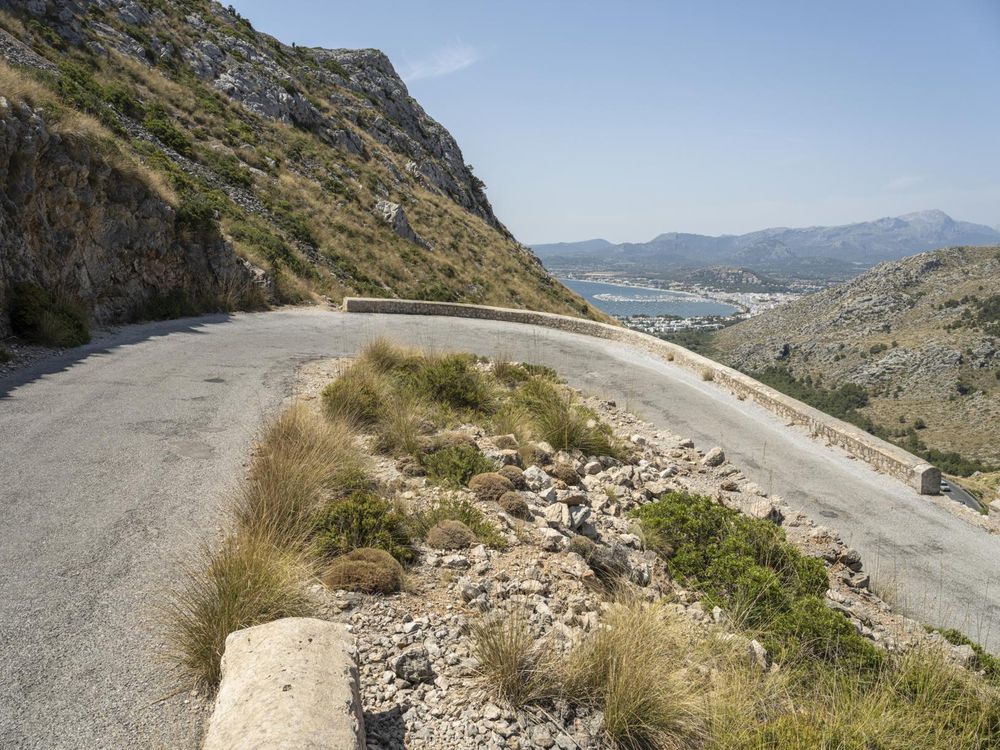 Mountain Road in Spain: Asphalt and Clear Sky - HDRi Maps and Backplates
