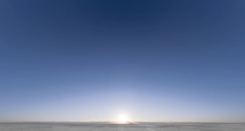 Sunny Day in the USA: Clear Sky and Open Space