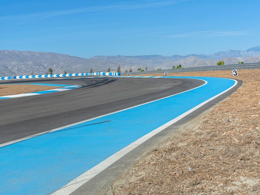 USA Race Track: Asphalt in the Daytime - HDRi Maps and Backplates