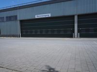 an empty parking lot has a building and sign on the doors that say warengsping