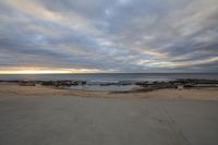 Beach Horizon at Dawn: Capturing the Beauty of the Ocean