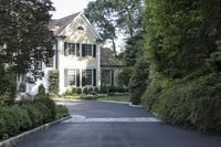 a beautiful house that is very big and pretty with its own driveway area to the side