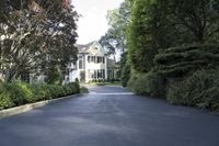 a beautiful house that is very big and pretty with its own driveway area to the side