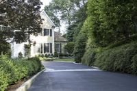 a beautiful house that is very big and pretty with its own driveway area to the side