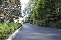 a beautiful house that is very big and pretty with its own driveway area to the side