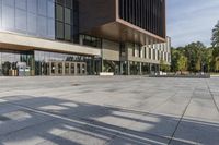 Toronto's Business District: Dynamic Facade and Open Spaces