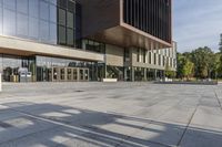 Toronto's Business District: Dynamic Facade and Open Spaces