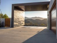 California Residential Building: Sunlight and Landscape