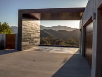 California Residential Building: Sunlight and Landscape