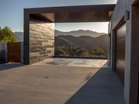 California Residential Building: Sunlight and Landscape