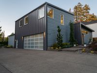 California Wooden House: Clear Sky Views