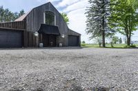 Canadian Country House: A Blend of Nature and Architecture