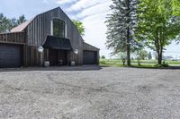 Canadian Country House: A Blend of Nature and Architecture