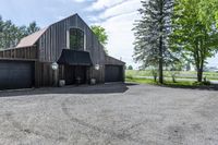 Canadian Country House: A Blend of Nature and Architecture