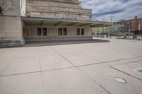 Classic Architecture in the Heart of the City: A Stunning Plaza