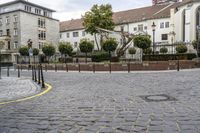 some people walking along some nice walkways in a cityscape that is full of buildings
