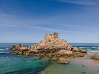 Exploring Coastal Portugal: A Beach Day Under a Clear Sky