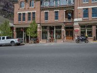 Colorado Road with Majestic Mountains: Residential Suburb in Ouray