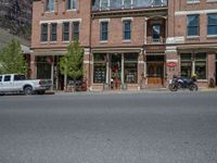 Colorado Road with Majestic Mountains: Residential Suburb in Ouray