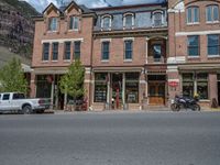 Colorado Road with Majestic Mountains: Residential Suburb in Ouray