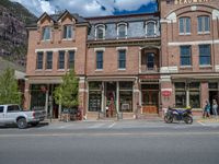 Colorado Road with Majestic Mountains: Residential Suburb in Ouray