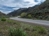 Curved Road in Utah: Explore the Majestic Mountain Scenery