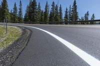 the two lanes of a curved roadway mean to reach each other on both sides of each side and are marked with white markings