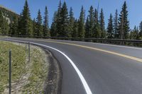 the two lanes of a curved roadway mean to reach each other on both sides of each side and are marked with white markings