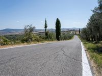 Daytime Landscape in Tuscany: Clear Sky and Natural Beauty