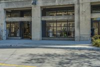 an empty store is in the middle of an urban area on a street corner,