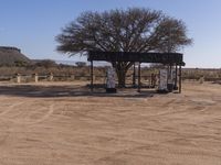 a shelter set up in the middle of a desert landscape with no trees on it