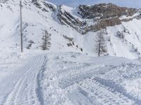 the skier is headed up a hill to the top of the mountain with skis on their feet