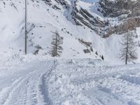 the skier is headed up a hill to the top of the mountain with skis on their feet