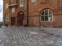 Hamburg, Deutschland: City Life on Cobblestone Streets