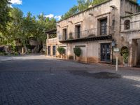 an old building is in a sunny day in a courtyard area of the old city