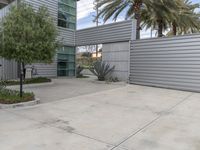 Los Angeles Modern Architecture: A Plaza in the City