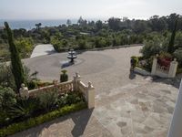 Los Angeles Residential Area: Explore the Classic Mansion