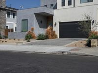 Los Angeles Villa: A Clear Sky Entryway