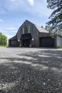 Low Architecture Building in Rural Ontario