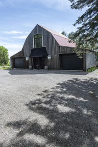 Low Architecture Building in Rural Ontario