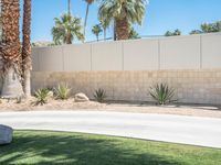 Low Architecture with Concrete Surfaces in Palm Springs 004