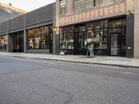 Manhattan: Daytime Window Shopping in the City