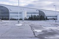 a street sign is sitting in the middle of an empty parking lot outside a building