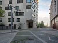 a building is outside, with some trees and other plants around it's courtyard