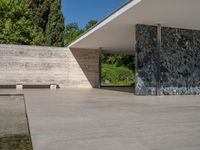 Barcelona Museum: Clear Sky and Urban Oasis