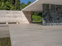 Barcelona Museum: Clear Sky and Urban Oasis