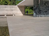 Barcelona Museum: Clear Sky and Urban Oasis