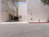 Office Building in California: Playing with Tints and Shades